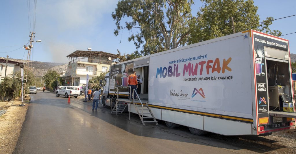 Mobil mutfak tırı yangın bölgesinde